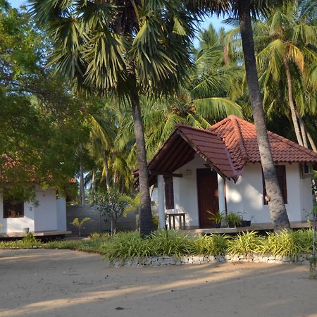 Nirukthie Beach Resort & Restaurant Kalpitiya Buitenkant foto