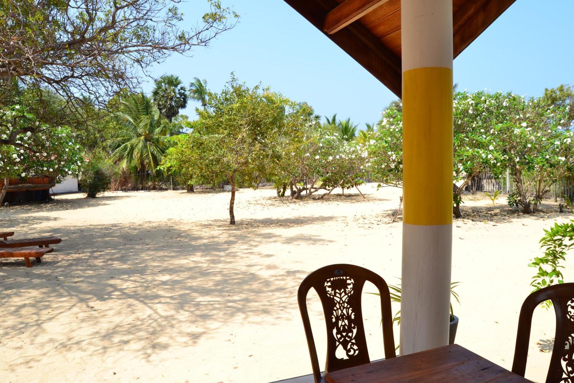 Nirukthie Beach Resort & Restaurant Kalpitiya Buitenkant foto